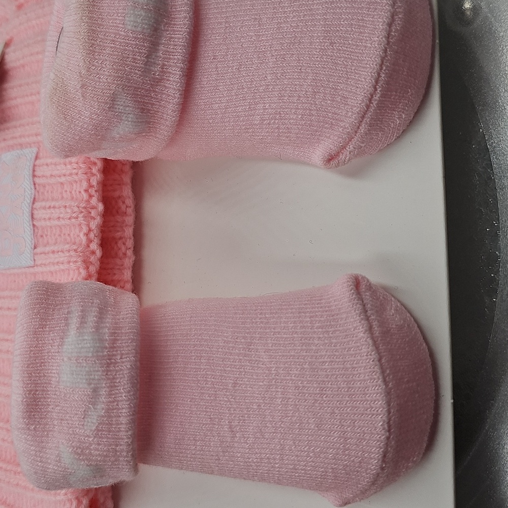 F DKNY Socks & Hat Set One Size Pink Knitted Gift Set NEW With Tags! - Picture 2 of 7